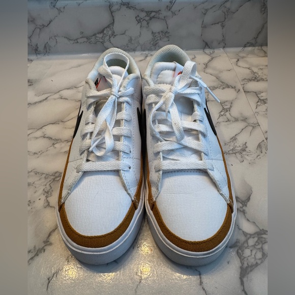 Nike courts women’s 7 - Picture 2 of 8